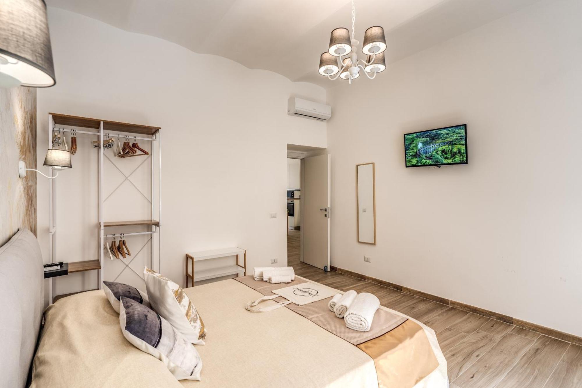 Nala & Kira - Two Big For Groups In The Center Of Appartement